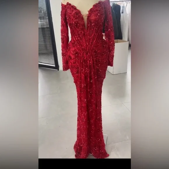 Elegant Red Sequin Dress - Picture 3 of 4